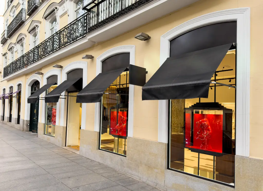 Façade vitrine de magasin en aluminium sur mesure à La Garnache